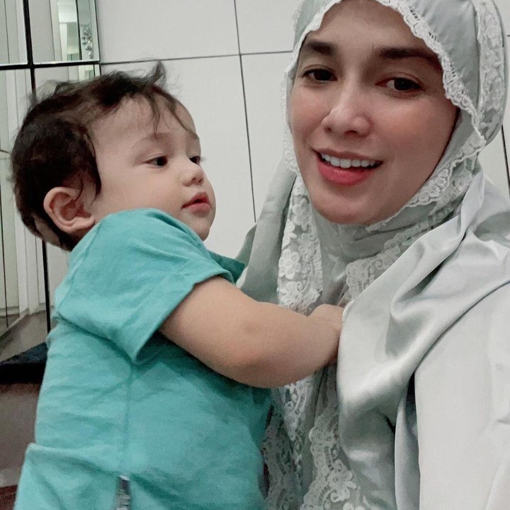 <p>Baby Saka benar-benar menggemaskan ya, Bunda? Semoga Baby Saka tumbuh sehat dan dapat selalu membanggakan orang tuanya, ya. Aamiin. (Foto: Instagram @ussypratama)</p>