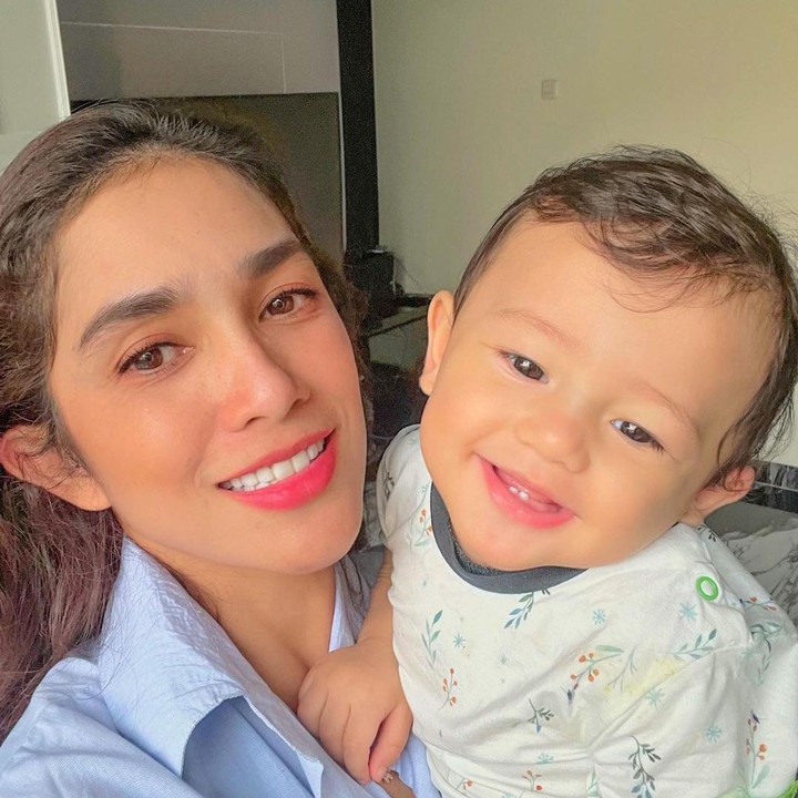 <p>Meski masih berusia kurang dari satu tahun, Baby Saka berhasil menarik perhatian nih, Bunda. (Foto: Instagram @ussypratama)</p>