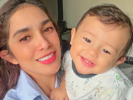 7 Potret Ganteng Saka, Anak Laki-laki Ussy Sulistiawaty & Andhika Pratama