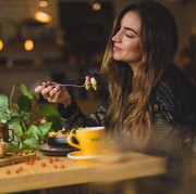 Suka Gampang Lapar? 7 Makanan Sehat Ini Bisa Bantu Kamu Kenyang Lebih Lama Lho!