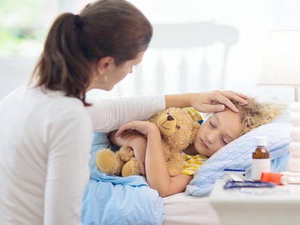Jangan Sembarangan! Ini Pertolongan Pertama Anak Demam & Aturan Pemberian Obat