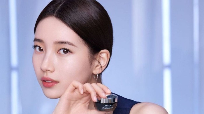 Bae Suzy dipilih menjadi brand ambassador produk skincare high end asal Paris, Lancome, pada 2018 lalu. Dalam drama yang dimainkannya, yakni Start Up, produk Lancome juga turut hadir dalam beberapa scene yang diperankan Suzy seperti lipstick yang dipakainya/Foto: Instagram.com/skuukzky