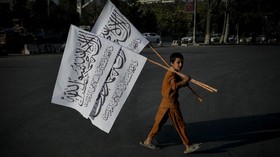 FOTO: Cari Cuan Jualan Bendera Taliban di Jantung Afghanistan