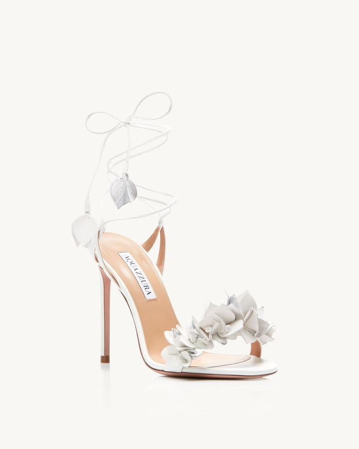 Bougainvillea Sandal 105 dari brand Aquazzura ini memang sangat menawan. Sepatu ini memiliki aksen bunga di bagian jari dan tali yang mengikat di bagian pergelangan kaki. Kamu bisa mendapatkan sepatu ini dengan harga sekitar Rp13 juta. /Foto: aquazzura.com