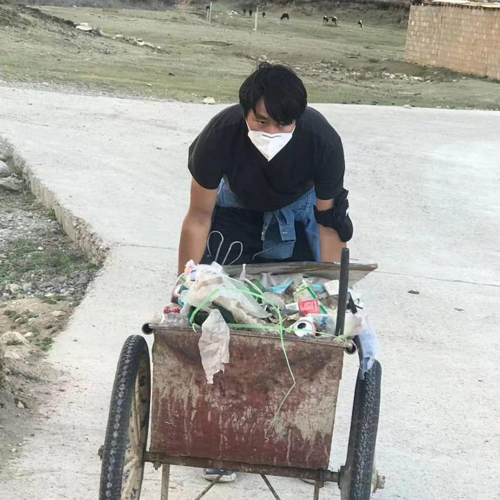 <p>Yang lebih menarik untuk mengisi waktu luang, ia mengumpulkan sampah-sampah plastik dan membuangnya di tempat pembuangan sampah, lho. Danzi Daji sendiri diketahui memprakarsai gerakan mengumpulkan sampah di tempat lahirnya sebagai ungkapan rasa cinta. (Foto: Foto dokumen :Danzi Daji team & YMM Lastwish)</p>