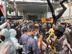Momen Ricuh Saat Pengungsi Afghanistan Demo Kantor UNHCR