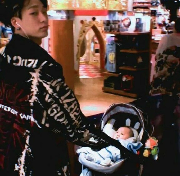 Di tengah kesibukannya sebagai seorang idol, Bobby meluangkan waktunya untuk jalan-jalan dengan sang keponakan. Dibalut dengan style yang nyentrik, Bobby terlihat senang mendorong stroller keponakannya. Bobby akan jadi sosok Ayah yang stylish, nih!/Foto: Instagram/bobbypopins