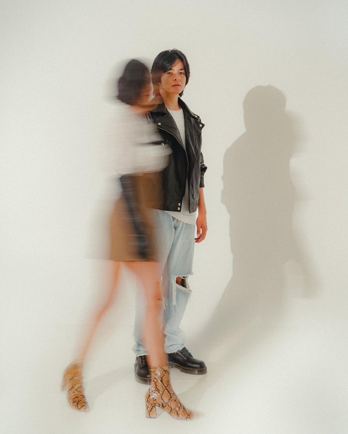 Eits, ini bukan ngeblur ya fotonya, memang sengaja untuk menunjukkan kesan artsy pada foto. Gaya foto seperti ini memang sedang hits dilakukan beberapa pasangan. Yuk, ikuti gaya mereka juga & tunjukkan sisi artsy-mu. /Foto:instagram.com/anggayunandareal16