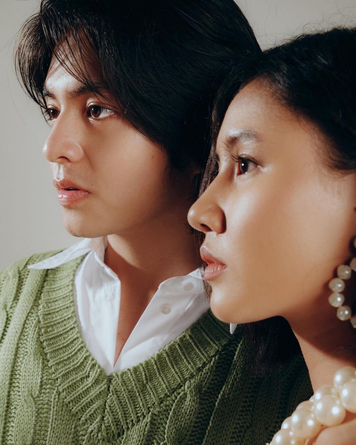 Foto prewedding belum lengkap tanpa foto yang menampilkan keseluruhan wajamu dan si dia. Coba tiru gaya Angga dan Shena yang tampak serasi di foto ini yuk, Beauties? Tampak simpel tapi bagus ya. /Foto: instagram.com/shenacinnamon
