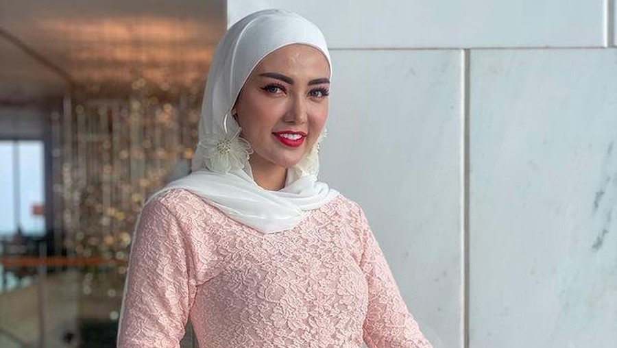 Gaya Hijab Bella Shofie yang Tuai Kritikan Penampilan Bella Shofie yang kini berhijab namun gaya hijabnya dikritik dan jadi sorotan. Yuk kita lihat gaya hijabnya!