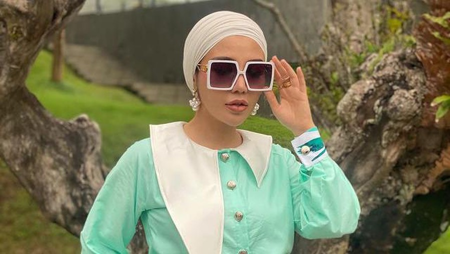 Penampilan Bella Shofie yang kini berhijab namun gaya hijabnya dikritik dan jadi sorotan. Yuk kita lihat gaya hijabnya!