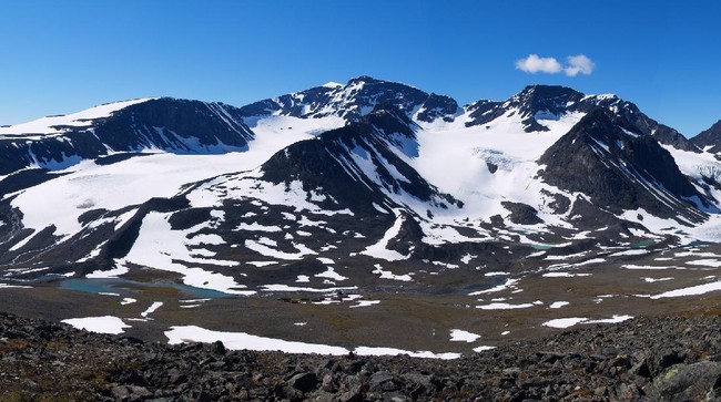 Ketinggian puncak Gunung Kebnekaise yang diselimuti gletser di Swedia terus menyusut akibat pemanasan global.