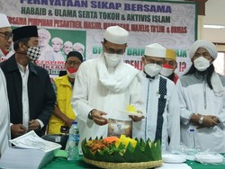Rayakan Milad Habib Rizieq Ke-56, Ketua PA 212 Potong Tumpeng Bersama