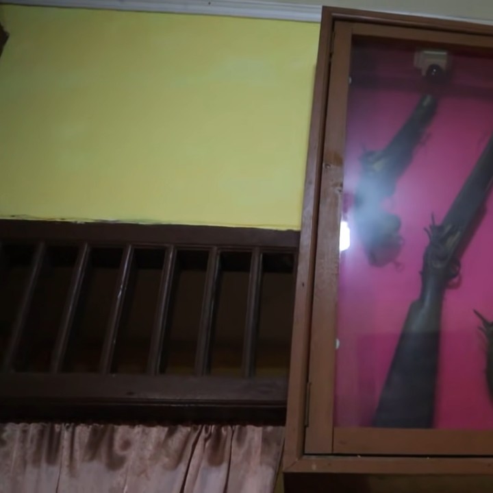 <p>Di bagian belakang rumah Haji Bolot, ia memiliki bangunan khusus yang digunakan untuk tempat menyimpan barang-barang antik. Museum itu memiliki nilai sejarah yang sangat kuno dari zaman peninggalan Belanda, Bunda. (Foto: YouTube Rico Ceper)</p>