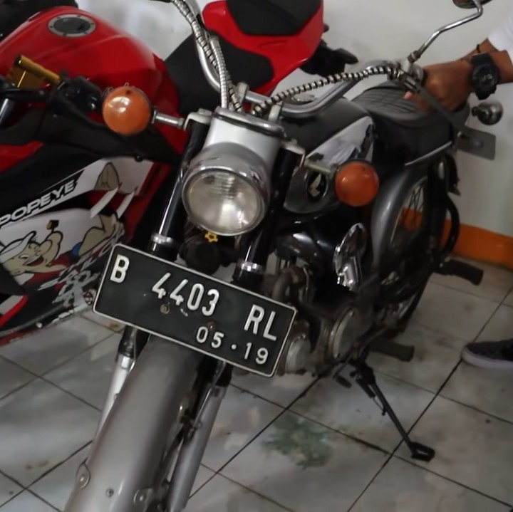 <p>Tak hanya itu, Haji Bolot juga masih menyimpan motor pertama yang dimilikinya ketika berusia 28 tahun. Ia menyebutnya dengan motor glepuk, bunda. Haji Bolot membelinya seharga Rp115 perak di tahun 1970 dan masih terawat hingga sekarang. (Foto: YouTube Rico Ceper)</p>