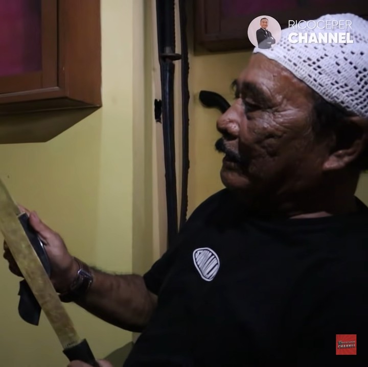 <p>Museum itu dipenuhi dengan berbagai senjata kuno seperti bedil, keris, dan samurai. Haji Bolot bahkan memiliki golok Si Pitung legenda Betawi. (Foto: YouTube Rico Ceper)</p>