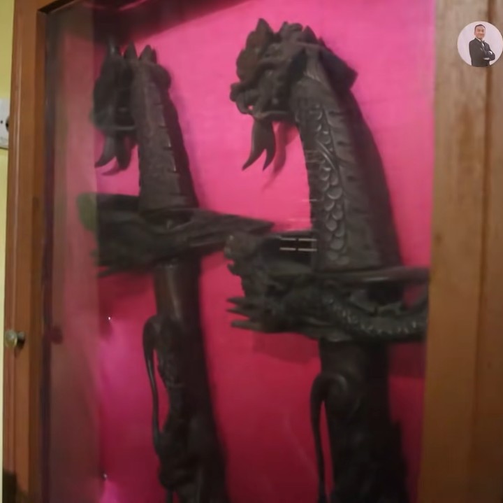 <p>Salah satu koleksi favorit Haji Bolot di museumnya adalah pedang dengan ukiran naga. Ia menyimpannya di dalam bingkai kaca yang masih terawat rapih. (Foto: YouTube Rico Ceper)</p>
