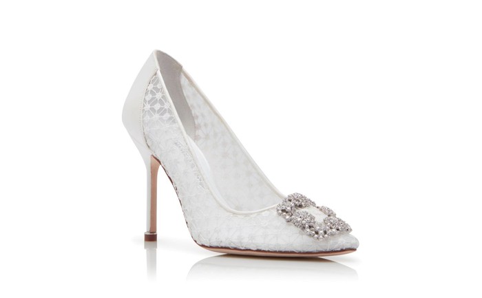 HANGISI White Lace Jewel Buckle Pumps dari Manolo Blahnik ini memiliki desain unik. Dengan gesper kristal di bagian depan dan lace di hampir seluruh permukaan, sepatu yang dibanderol sekitar Rp17 juta ini elegan dan mewah banget. /Foto: manoloblahnik.com