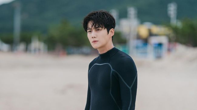 Di sela syuting drama Hometown ChaChaCha, Kim Seon-ho dan Shin Min-ah tidak melewatkan kesempatan untuk menikmati lingkungan lokasi syuting drama tersebut.
