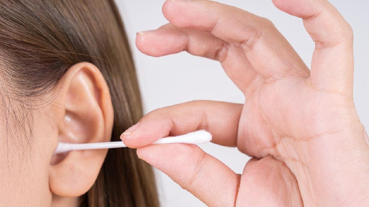 Membersihkan Telinga Pakai Cotton Bud, Boleh Enggak Sih?