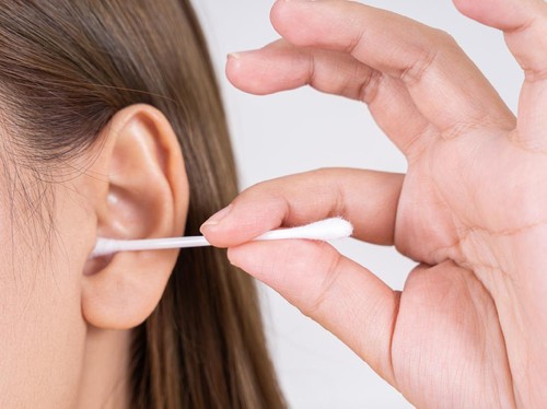 Membersihkan Telinga Pakai Cotton Bud, Boleh Enggak Sih?