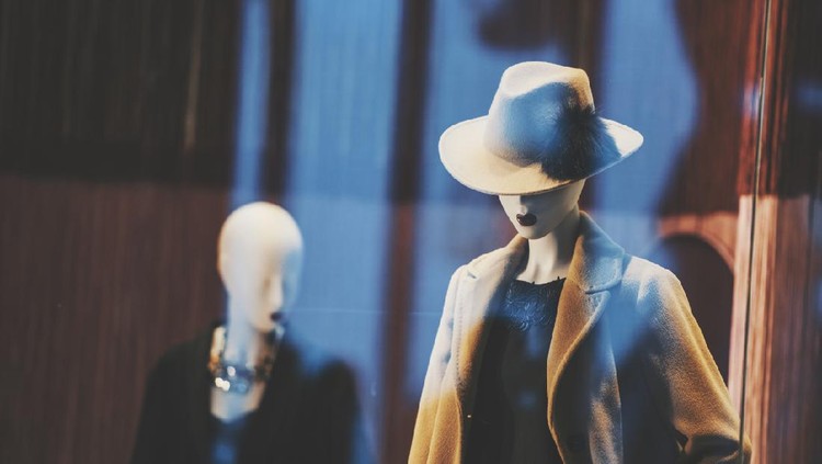 Female mannequins in a fashion store
