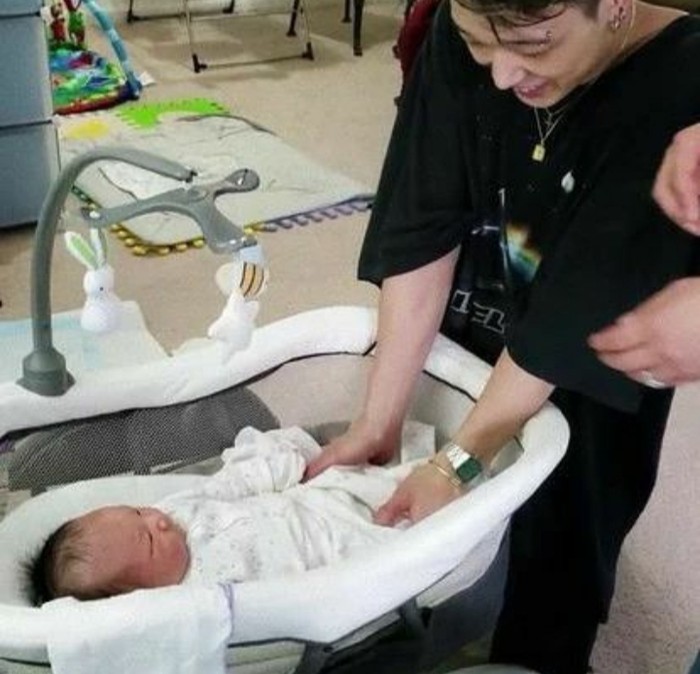 Ini adalah foto ketika Bobby bertemu dengan keponakannya. Dalam foto tersebut, raut wajah senang Bobby tidak bisa disembunyikan. Bahkan personel iKON ini sangat excited untuk segera menggendong sang keponakan. Gemas banget, ya!/Foto: Instagram/bobbypopins