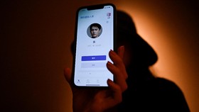 FOTO: Teman Virtual Buatan China Bagi Orang Kesepian