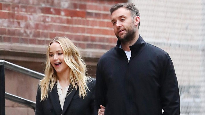 Selalu Mesra! Intip Gaya Stylish dari Pasangan Jennifer Lawrence dan Cooke Maroney