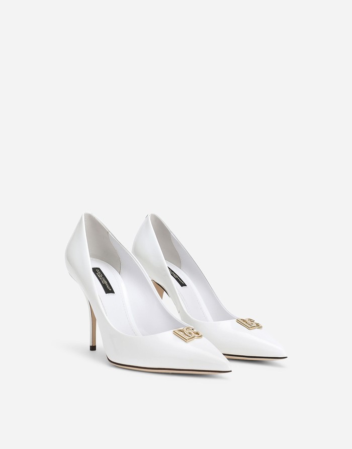 Jika kamu suka bridal shoes putih dengan desain yang simpel, Patent Leather Pumps with DG Logo dari brand Dolce and Gabbana ini sesuai dengan seleramu. Sepatu dengan ujung yang runcing nan cantik ini dibanderol seharga Rp14 juta. /Foto: dolcegabbana.com