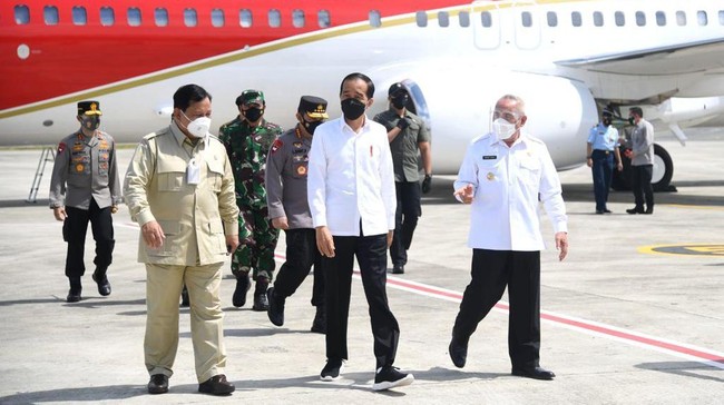 Presiden Jokowi dan Menkes Budi Gunadi Sadikin didesak membuka data siapa saja pejabat yang telah menerima booster vaksin Covid-19.