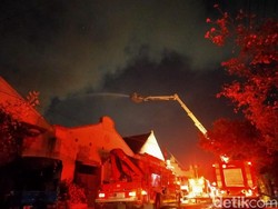 Kebakaran Gudang di Surabaya, Pemadaman Gunakan Bronto Skylift