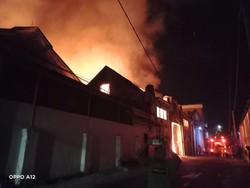 Gudang Kayu di Krembangan Surabaya Terbakar