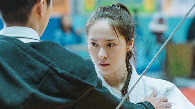 Drama Korea Police University mengisahkan investigasi kacau yang terjadi ketika seorang profesor di akademi kepolisian elit bekerja sama dengan murid-muridnya.