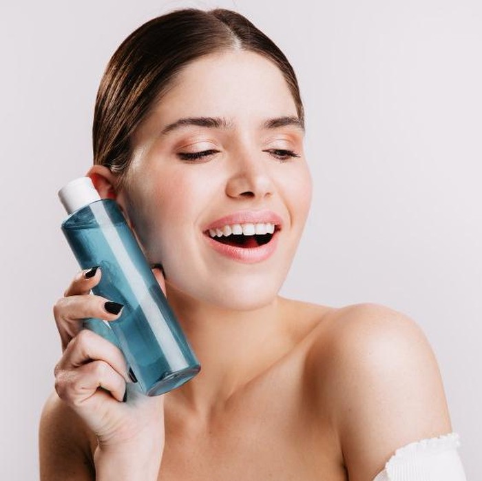 Kulit lembap dengan hydrating toner/foto: freepik.com/lookstudio