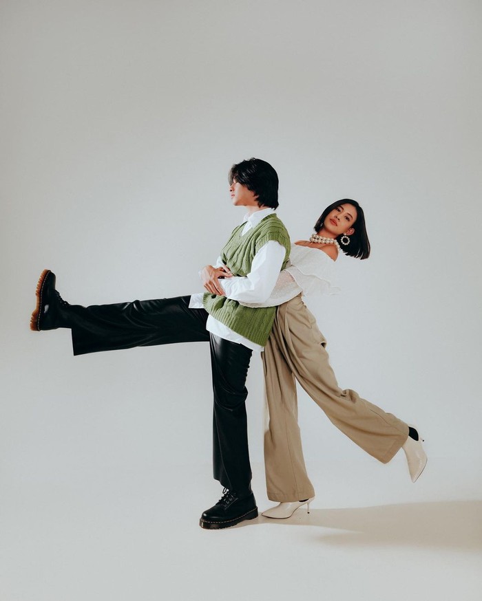 Kunci utama saat foto prewedding adalah tampil apa adanya, tunjukkan sisi seru kamu dan pasangan tanpa perlu malu-malu. Seperti Angga dan Shena ini, seru tapi tetap mesra. /Foto: instagram.com/shenacinnamon