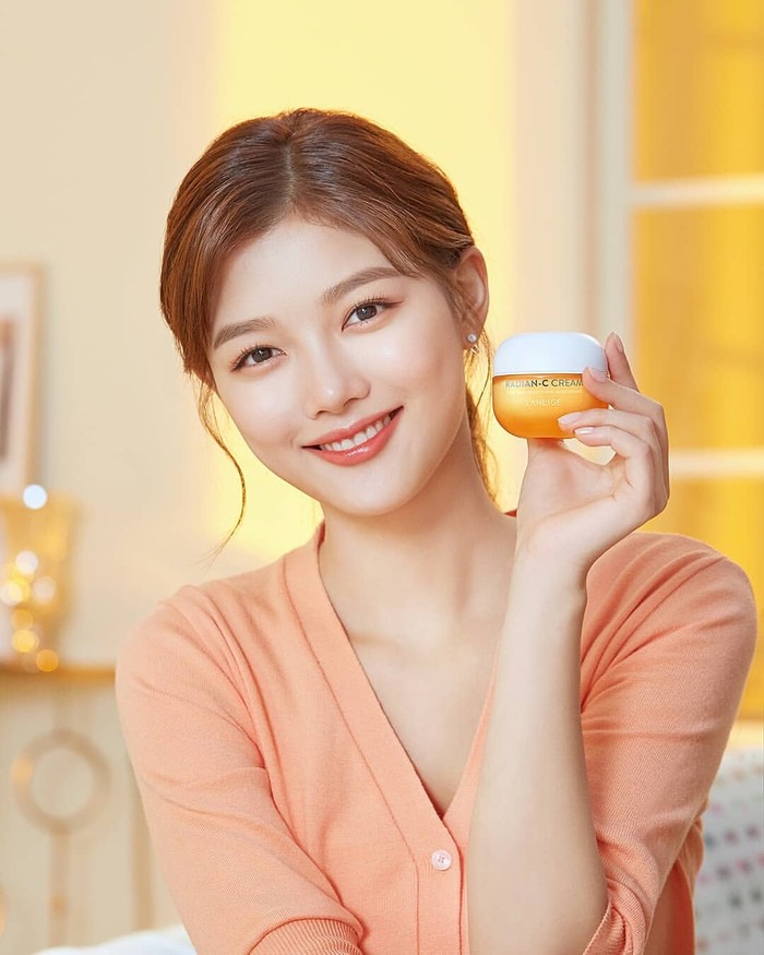 Laneige yang merupakan 'adik' dari brand Sulwhasoo, menggandeng brand ambassador baru setelah ditinggal oleh Song Hye Kyo. Aktris Kim Yoo Jung pun kini menjadi wajah baru bagi brand kosmetik asal Korea Selatan ini./Foto: Instagram.com/laneige_kr.