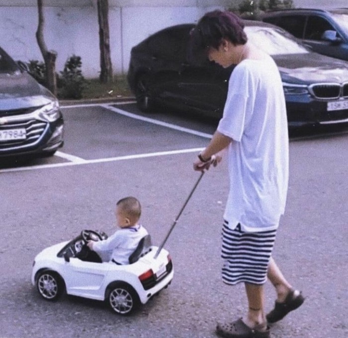 Layaknya seorang Ayah, Bobby tidak lupa untuk mengajak keponakannya untuk bermain. Dengan outfit rumahan, Bobby menemani sang keponakan yang duduk anteng di dalam mobil mainan. Wah, sosok Ayah idaman banget ya, Beauties./Foto: Instagram/ikon_bangladesh