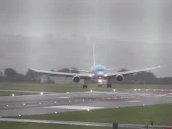 Ampun Bang Jago! Aksi Pilot Mendaratkan Pesawat Miring di Tengah Angin Kencang