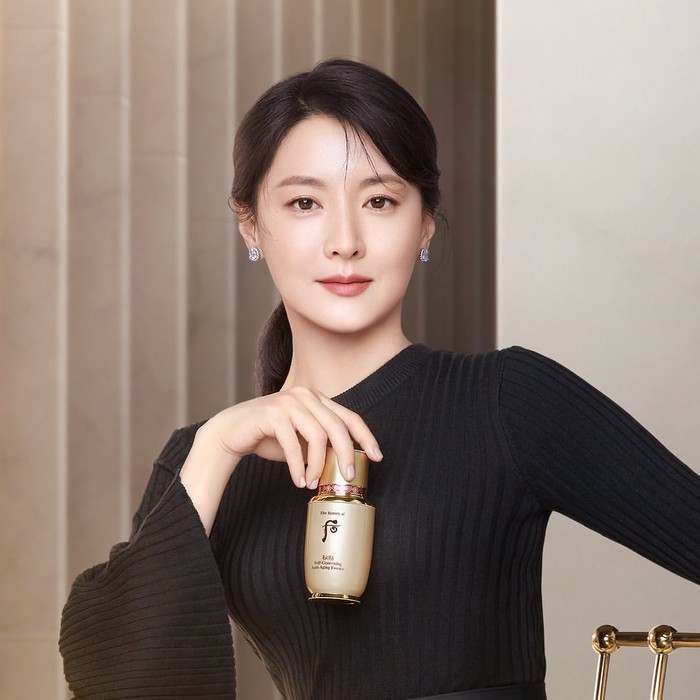Nama Lee Young Ae dikenal luas setelah ia berperan menjadi Dae Jang Geum dalam drama Jewel in The Palace. Baru-baru ini, perempuan berusia 50 tahun ini tampil menjadi brand ambassador untuk History of Whoo/Foto: Instagram.com/thehistoryofwhoo_official