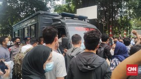 Pedemo Halangi Mobil Polisi Bawa Pengungsi Afghanistan