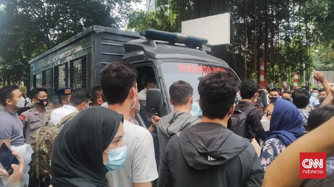Polisi alhirnya membawa para pengungsi Afghanistan yang menggelar demo di Kantor Badan Pengungsi PBB (UNHCR), Jakarta Pusat, meski sempat dihalang-halangi.