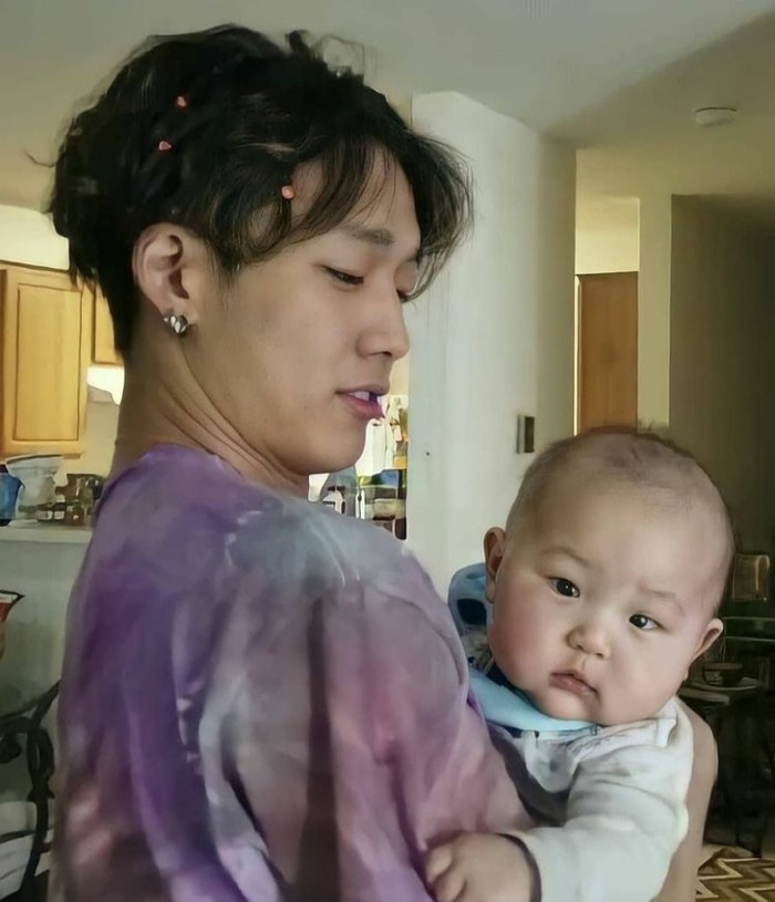 Penggemar kembali dibuat kagum oleh interaksi Bobby bersama keponakannya yang menggemaskan. Tatapan penuh kasih sayang tampak terlihat jelas dari foto ini, bahkan sang keponakan sepertinya nyaman digendong oleh Bobby./Foto: Instagram/_ikonic_gallery_