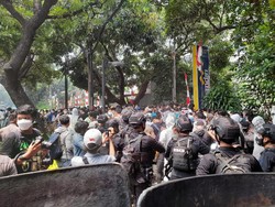 Detik-detik Polisi Pukul Mundur Massa Pengungsi Afghanistan di UNHCR