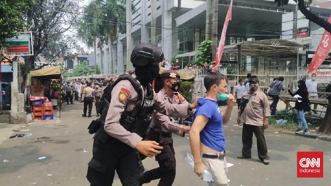 Polisi membubarkan aksi unjuk rasa pengungsi Afghanistan di depan kantor UNHCR, Jalan Kebon Sirih, Jakarta Pusat.
