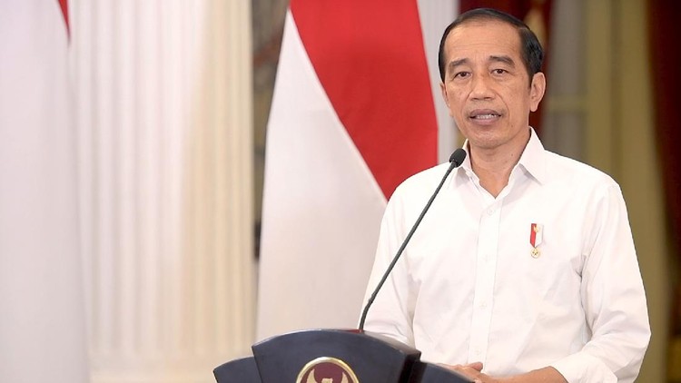 Presiden Joko Widodo (kanan) memberikan keterangan pers terkait Pemberlakuan Pembatasan Kegiatan Masyarakat (PPKM) di Jakarta, Senin (23/8/2021). Pemerintah memutuskan mulai 24 Agustus hingga 30 Agustus 2021, beberapa daerah bisa diturunkan levelnya dari level 4 jadi level 3. ANTARA FOTO/HO/Biro Pers Sekretariat Presiden/aww.