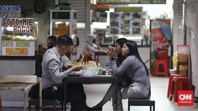Jalan Panjang PPKM: Tambah Relaksasi, Tebang Pilih Sanksi