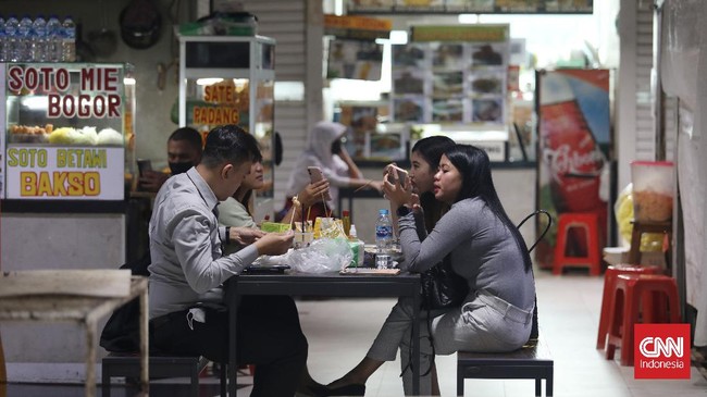 Ekonom memperkirakan pertumbuhan ekonomi sepanjang tahun ini mentok 2 persen-3 persen karena terdampak PPKM.