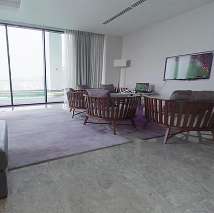 <p>Selanjutnya, ada pula ruangan tempat berkumpul lainnya, Bunda. Ruangan ini kerap digunkanan untuk bermain game bersama-sama atau sekedar ngobrol menghabiskan waktu. (Foto: YouTube: Gen Halilintar)</p>