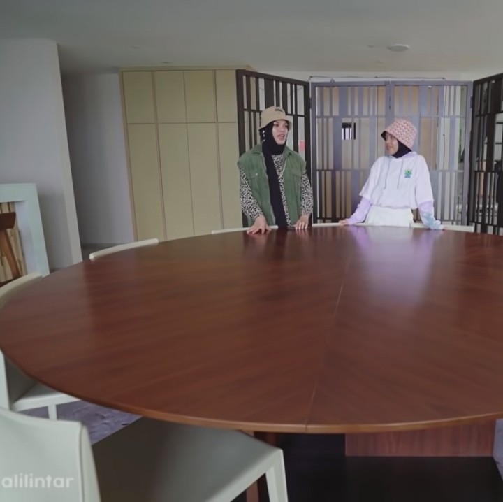 <p>Dekat dapur bersih, terdapat meja makan bundar yang amat besar. Seperti yang diungkap, mereka memang terbiasa makan hingga belajar bersama-sama di meja luar terserbut. (Foto: YouTube: Gen Halilintar)</p>
